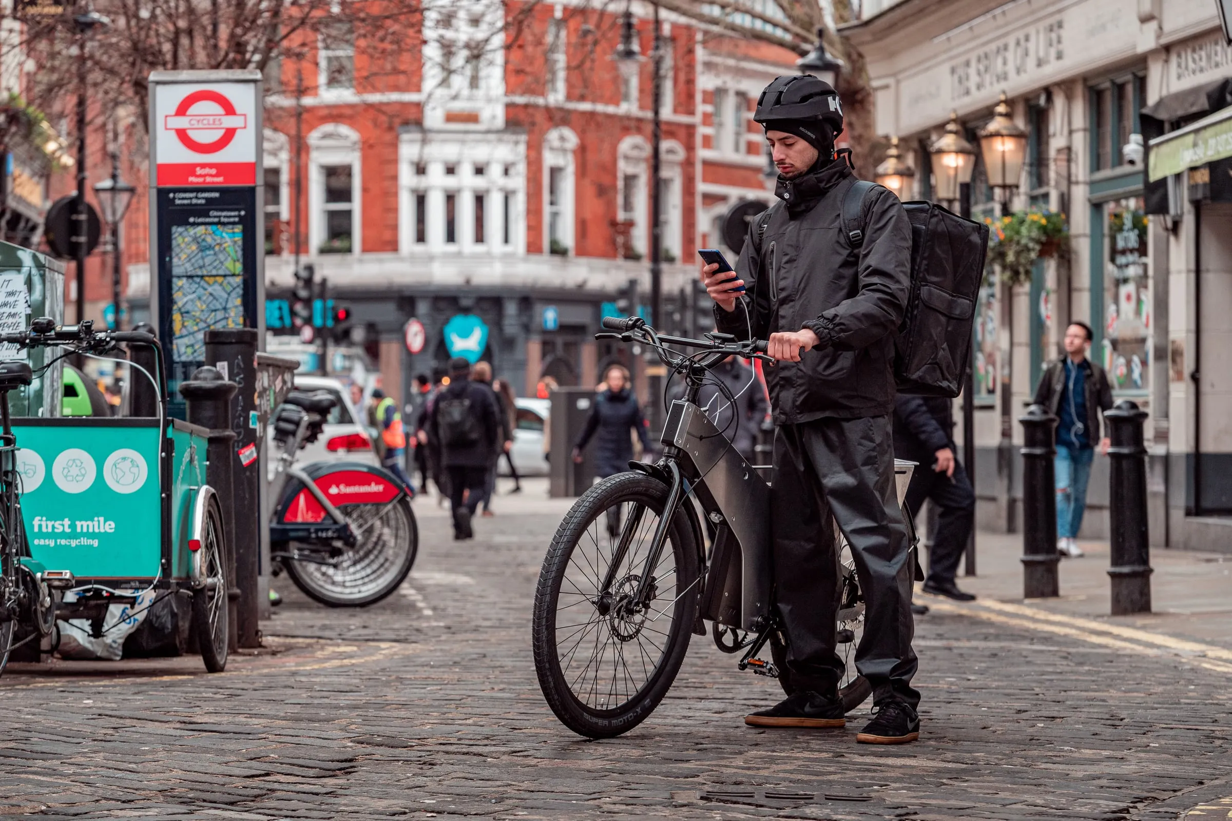 Courier checking orders next to an ETT Trayser 2.0