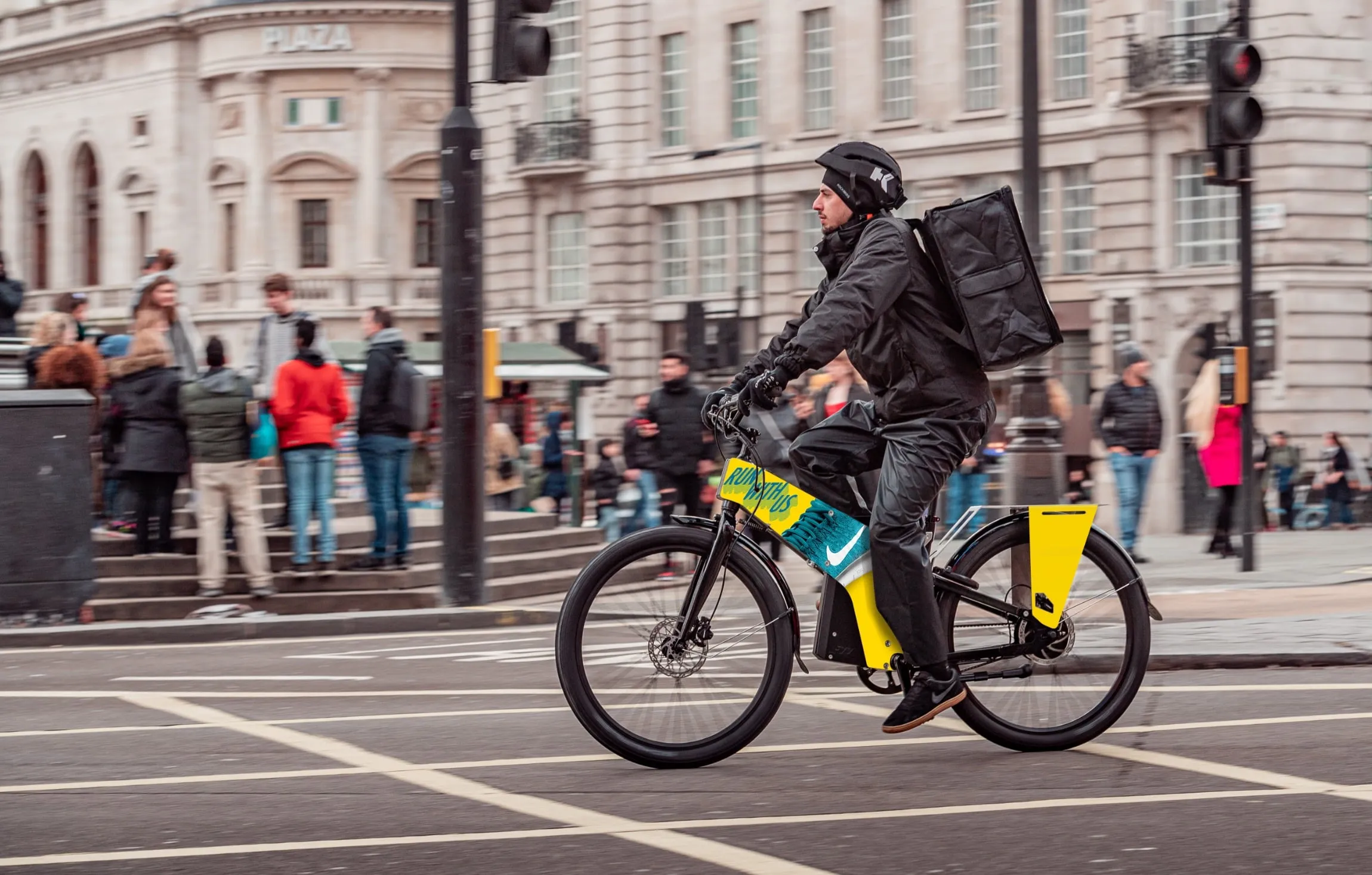 Courier riding a Trayser 2.0 with side panels