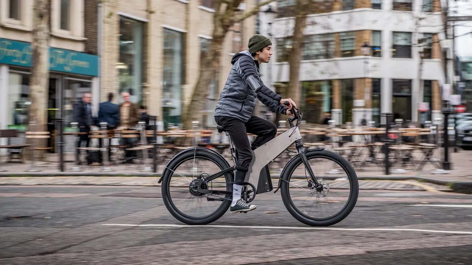 Leisure rider exploring London on an ETT Trayser 2.0
