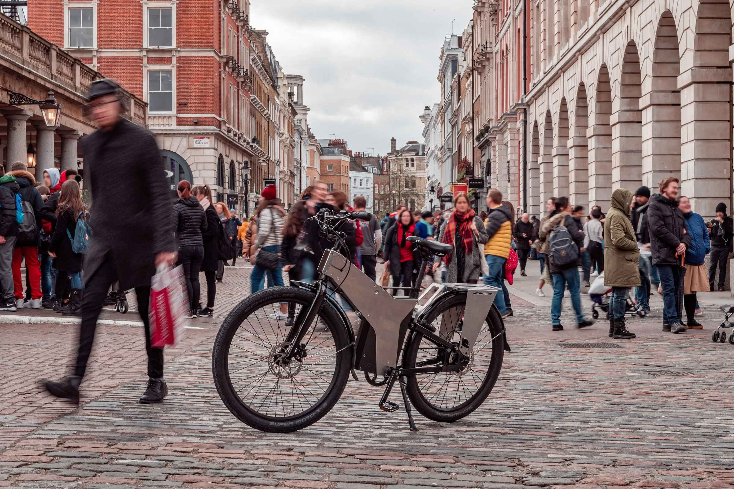 ETT Trayser 2.0 in a busy London street