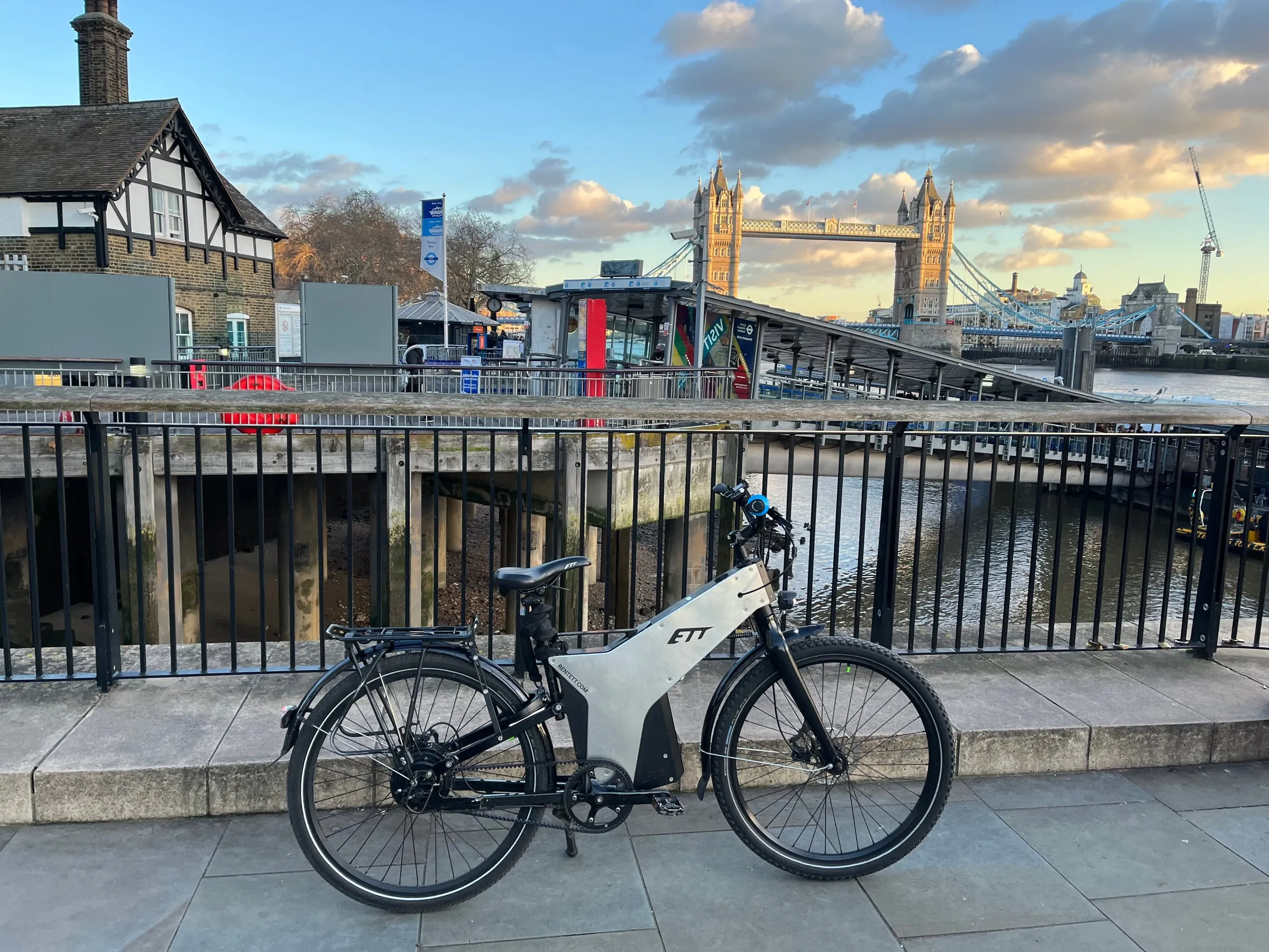 ETT Trayser 2.0 by Tower Bridge, London